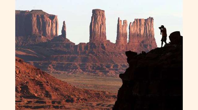 Valle de los Monumentos, Arizona, Estados Unidos. La inmensidad del cielo azul y las gigantescas formaciones rocosas conforman el paisaje de ensueño del Valle de los Monumentos, famoso por los clásicos westerns de John Ford. Lo mejor es ir cuando hay luna