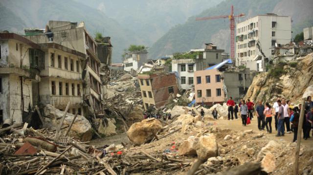 FOTO 5 |  21 de enero de 2003: Un sismo de magnitud 7,8 golpea el oeste y el centro de México matando al menos a 28 personas, hiriendo a 300 y dejando a 10.000 sin hogar, muchas de ellas en el estado de Colima.