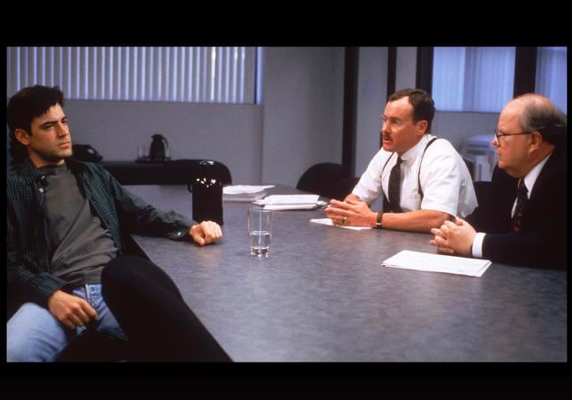 FOTO 10 | Enredos de oficina (Office Space)
Esta comedia de 1999 de Mike Judge, se enfoca en Peter Gibbons (Ron Livingston), quien eventualmente se da cuenta que odia sentarse dentro de un cubículo y tomar órdenes de su terrible jefe Bill Lumbergh (Gary Cole).

¿Por qué verla? Todo emprendedor odia trabajar para alguien más y a veces puede ir a los extremos para ser despedido: no estoy diciendo que hagas algo así, podrías ir a la cárcel.