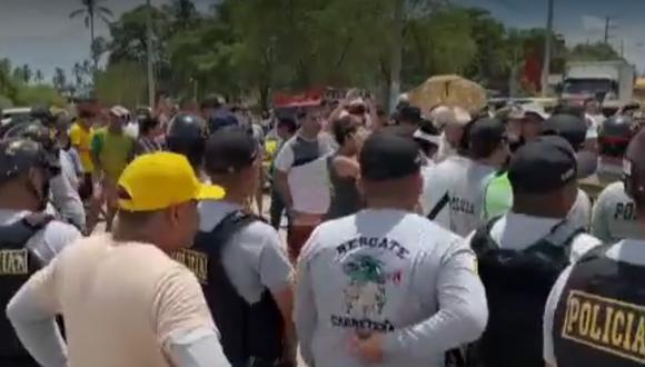 En Piura, un grupo de ciudadanos bloquean vía turística de acceso a Catacaos en medio del feriado largo por Semana Santa. (Captura: Canal N)