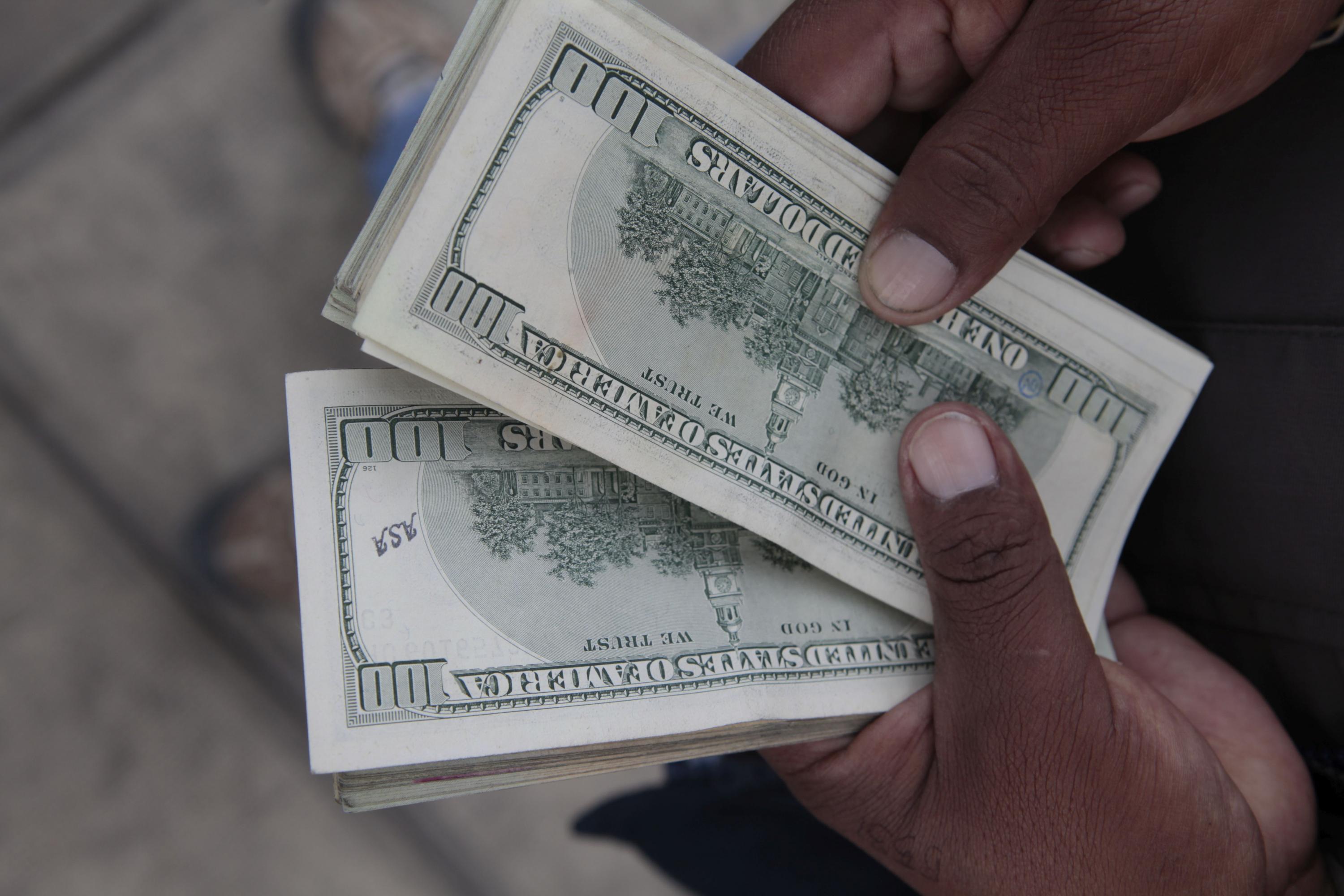 El dólar cayó hasta los S/ 3.335 durante la sesión porque los bancos recortaron sus posiciones en dólares. (Foto: GEC)