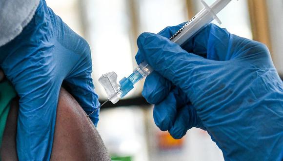 En esta foto tomada el 14 de abril de 2021, un trabajador de la salud administra una vacuna contra el coronavirus Covid-19 en el sitio de vacunación de Florida Memorial University, en Estados Unidos. (Foto de CHANDAN KHANNA / AFP).