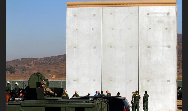 FOTO 6 | Los prototipos, construidos por seis empresas, ninguna de California, superan en altura al actual muro fronterizo, uno de los deseos de Trump. Y ahora serán evaluados por la CBP por sus capacidades para evitar que sean escalados, penetrados o atr