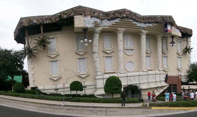 WONDERWORKS – ESTADOS UNIDOS. Si va a los EE.UU. tiene que hacer una visita a esta casa torcida que tiene un parque interactivo en el interior.