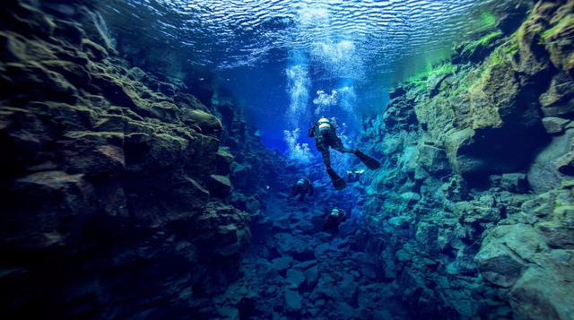 La fisura Silfra, que se encuentra dentro del Parque Nacional de Thingvellir de Islandia, es uno de los únicos lugares en el mundo donde los visitantes pueden nadar entre dos continentes. No solo acoge algunas de las aguas más claras del mundo, sino que e