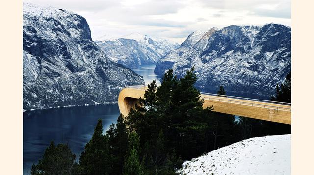 MIRADOR DE AURLAND (NORUEGA). Este mirador a 640 metros sobre el fiordo de Aurland fue inaugurado en 2006. La rampa mide 33.6 metros de largo y 13.5 de alto y se sustenta sobre una estructura de acero galvanizado y madera de pino.