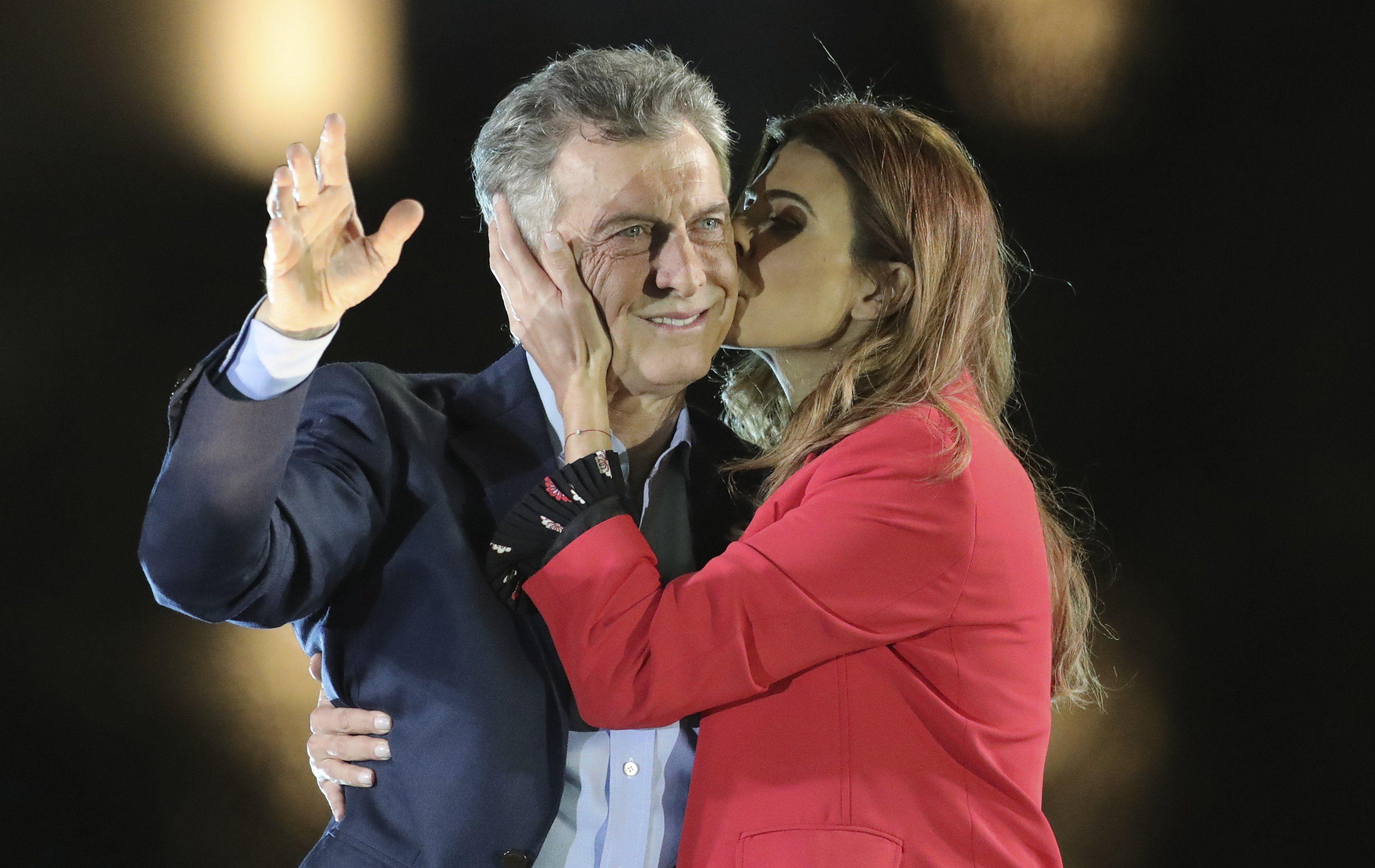 Mauricio Macri, que se postula para la reelección con la fiesta "Juntos Por el Cambio", recibe un beso de su esposa Juliana Awada en un mitin de campaña en Córdoba. (Foto: AP)