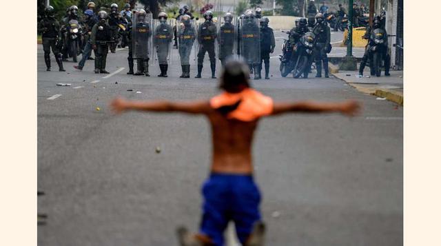 Un activista de la oposición se enfrenta al a policía antidisturbios durante una protesta contra el gobierno, el 26 de abril de 2017, en Caracas.(foto: Federico Parra).
