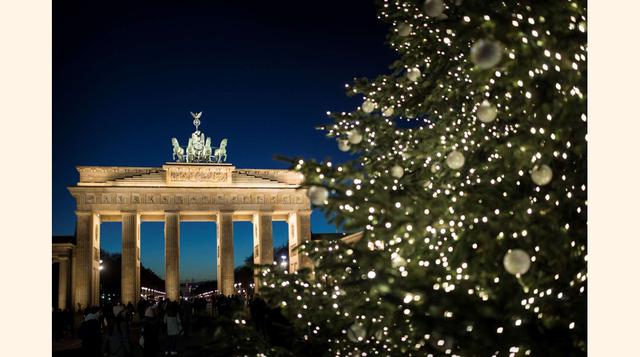 Berlín, Alemania. La Puerta de Brandemburgo detrás del árbol de Navidad, el 27 de noviembre.