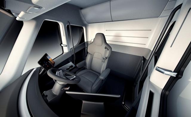 FOTO 6 | Otra innovación es el diseño de la cabina: el asiento del conductor está en el centro en vez de a un lado. Más cerca del parabrisas panorámico, donde puede tener una mejor visión del camino. Además, el interior tiene espacio suficiente para parar