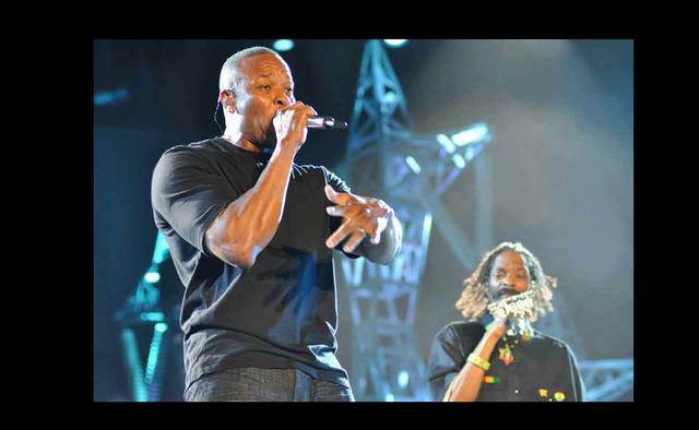 FOTO 2 | 9. Dr. Dre, En el mundo del rap urbano pocas personas han sido tan influyentes como Andre Young, mejor conocido como Dr. Dre. Se ganó su espacio en el mundo del espectáculo gracias a su inigualable talento. A pesar de que tuvo mucho éxito como solista, principalmente se le recuerda por haber descubierto a Eminem, uno de los raperos más aclamados de todos los tiempos.

Dr. Dre no solo ha sido un excelente artista y productor, también ha demostrado ser un astuto empresario. Fundó la compañía Aftermath Records y los auriculares Beats by Dr. Dre, que en el 2014 fue adquirido por Apple por $3 mil millones (€2,54 MM), convirtiendo a Dr. Dre en el rapero más rico de todos los tiempos. (Foto: Jason Persse)