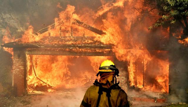 FOTO 1 |Mansiones y hogares modestos por igual estaban en llamas el martes en el sur de California.