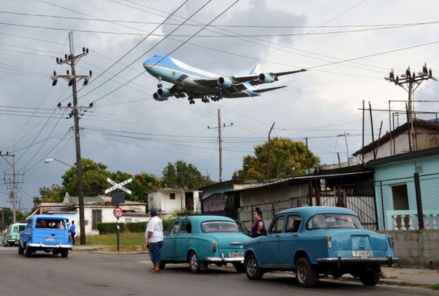 Entre todas las fotos de la llegada a Cuba del Air Force One, el avión presidencial estadounidense, fue la de Yander Alberto Zamora, gracias a que la hizo en el momento y lugar adecuado, la que pasará a la historia. (Foto Reuters)