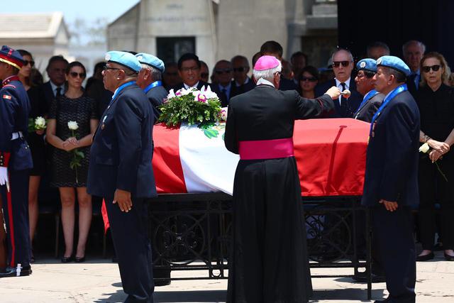 El cortejo fúnebre de Javier Pérez de Cuéllar en el cementerio Presbítero Maestro. (Foto: Hugo Curotto / GEC)