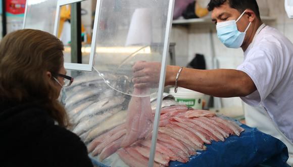 En Semana Santa, el mercado estará abastecido principalmente por los industriales quienes tenderían a subir sus precios del pescado. Fotos: Lino Chipana Obregón /@photo.gec