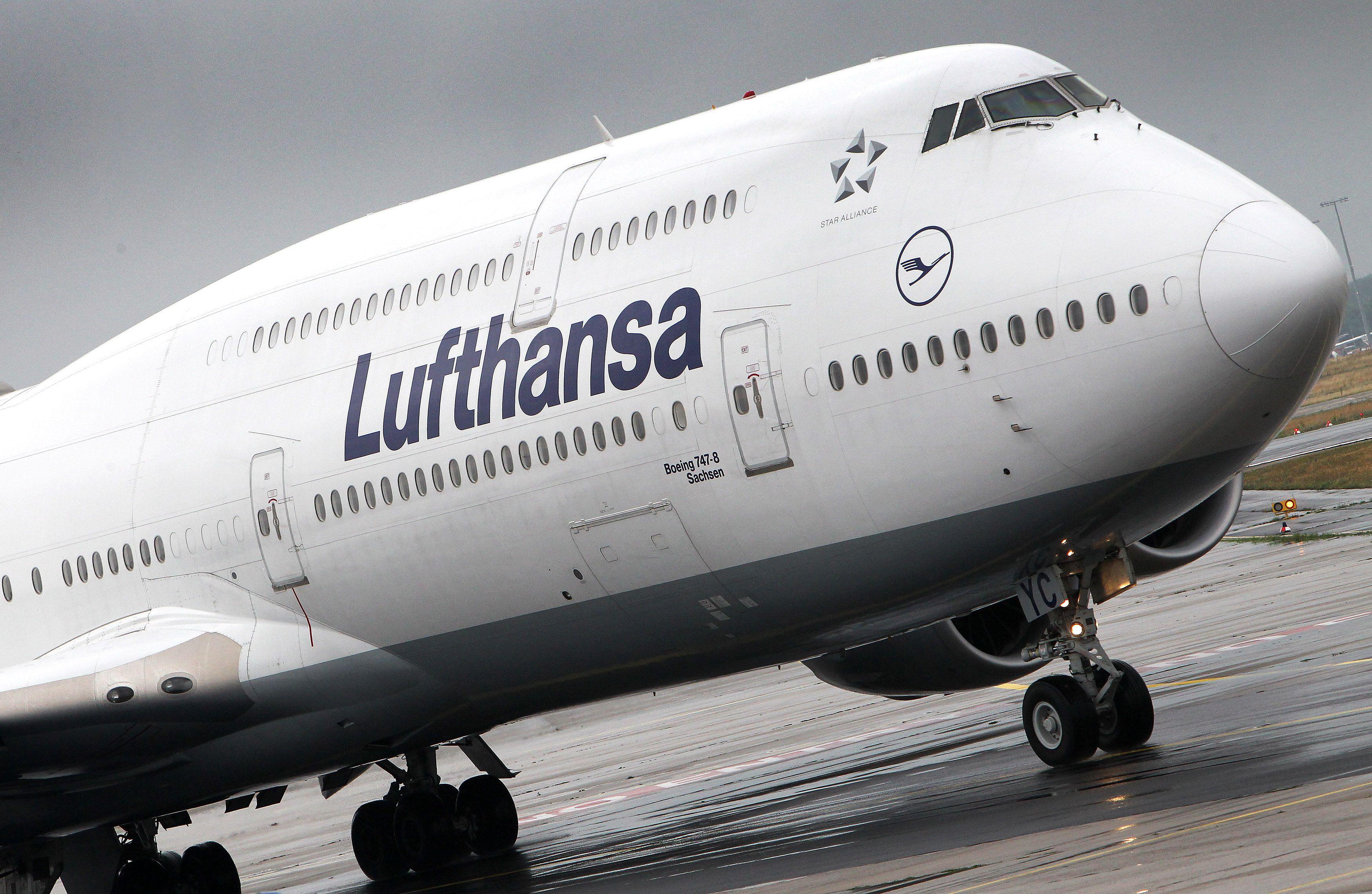 Lufthansa había informado ayer de que cancelaría unos 7,100 vuelos hasta finales de marzo debido a la caída de la demanda. (Foto: AFP)