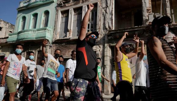 Personas gritan consignas contra el gobierno de Cuba durante una protesta en contra del régimen, en medio del brote de la enfermedad del coronavirus (COVID-19), en La Habana, el 11 de julio de 2021. (REUTERS/Alexandre Meneghini).