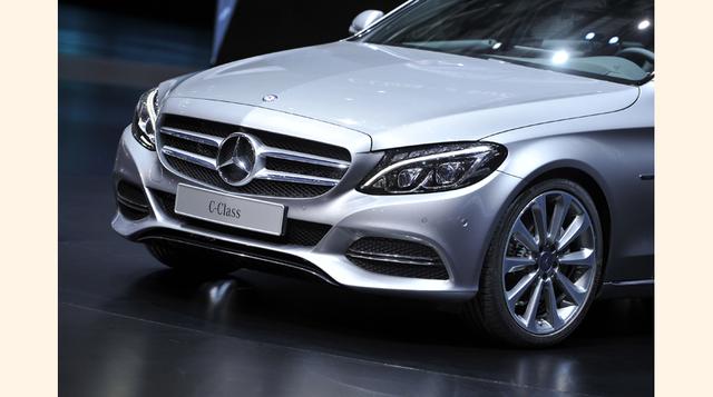 Kobe Bryant ha podido ganar además más de US$ 350 millones por ser anunciante de marcas como Mercedes-Benz, McDonald, Sprite, Nintendo, Sony y Hublot.