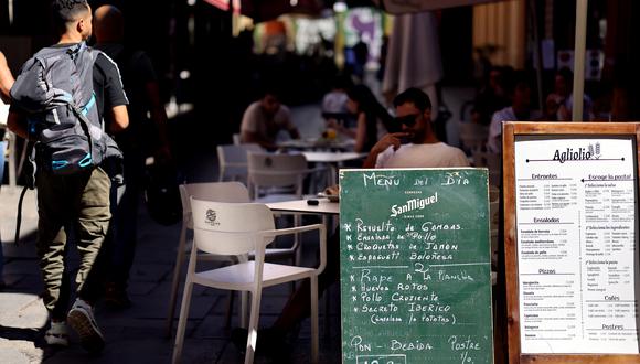 Un peatón pasa junto a un cartel que muestra el menú del día en la capital española de Madrid, el 5 de septiembre de 2022. (Foto de THOMAS COEX / AFP)