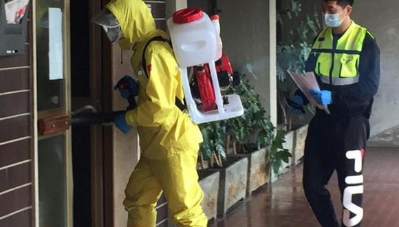 Trabajadores de protección civil entran en la casa de un paciente que sufre la enfermedad del coronavirus (COVID-19) en el distrito chino de Prato, Italia (Foto: REUTERS/Silvia Ognibene).
