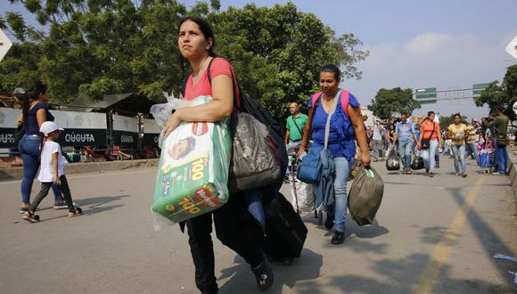 Venezolanos cruzando la frontera para la compra de medicamentos. (Foto: EFE)