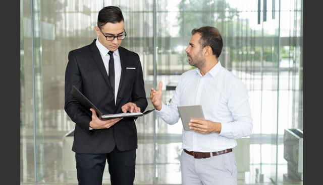 FOTO 3 | 2. El prospecto presenta objeciones.
El marco elemental para cualquier interacción de ventas implica dos elementos: hacer preguntas y escuchar respuestas. Sea por teléfono o en persona, es importante hacer preguntas al prospecto para descubrir sus necesidades y deseos. Si llega un punto en la conversación en el que piensas que estás listo para cerrar la venta, pero no así el prospecto, haz preguntas para descubrir y aclarar cualquier objeción o duda que haya quedado en su mente. Por ejemplo, podrías preguntar si necesita más información sobre tal o cual característica del producto. (Foto: Freepik)