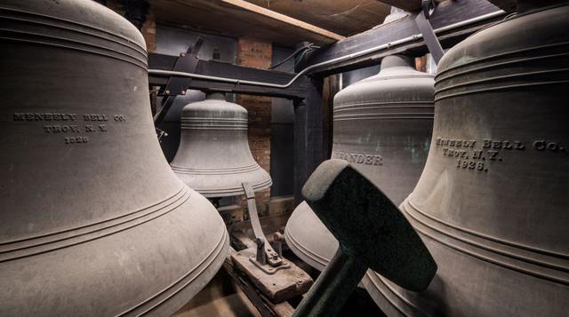 Construido por la familia McCormick en 1915 y decorado con terracota portuguesa de extraordinario estilo gótico, el histórico edificio Roanoke cuenta con arcos altos y columnas ornamentales diseñadas por la renombrada firma de arquitectura de Chicago dura