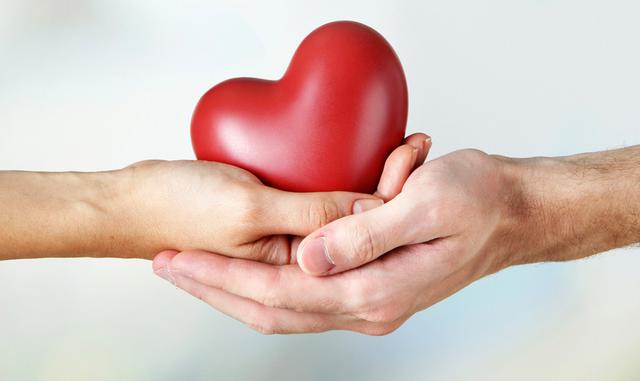 FOTO 4 | Dona a la caridad. Si tienes un cliente que parece tenerlo todo, haz una donación a una obra de caridad en su nombre. Envía una tarjeta escrita a mano e incluye la información de la donación.