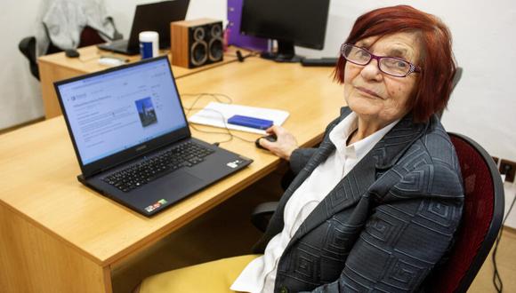 Jirina Kadnerova, una bibliotecaria jubilada de 80 años, trabaja en un artículo de Wikipedia. Foto: AFP