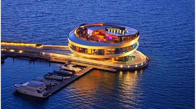 Restaurante Nobu el más grande del mundo con 26,000 pies cuadrados (2,415 metros cuadrados) y con impresionantes vistas al Golfo Arábigo. (Foto: Mega Ricos)