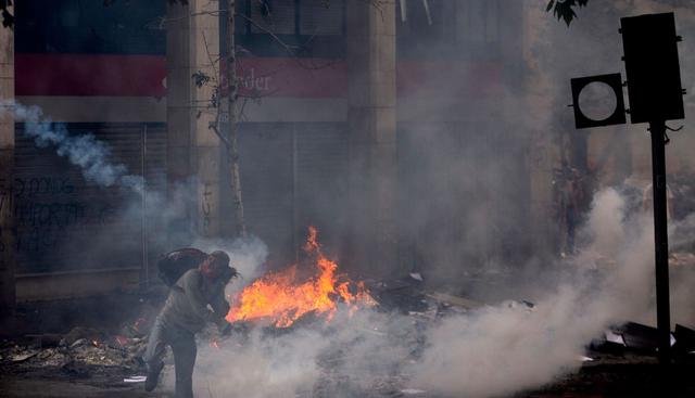 La cifra creció con tres fallecimientos este martes, un adulto y un niño en un atropello masivo en el sur del país y una persona en un barrio de la capital. (Foto: AFP)