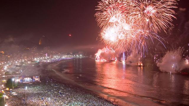 Río de Janeiro, Brasil. Cerca de dos millones de personas se reúnen cada año en la playa de Copacabana para festejar (Foto: CN Traveler).