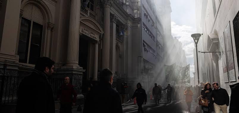 Los bonos argentinos en francos suizos cotizan a 36.6 centavos por dólar, mientras que el los bonos de descuento en euros y en dólares se negocian alrededor de 34 centavos.