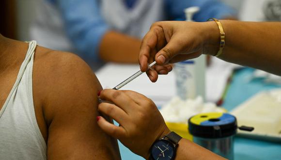 Adaptar las vacunas llevaría “entre tres y cuatro meses” desde el momento en el que se tome la decisión, aseguró la EMA. (Foto: Prakash SINGH / AFP)
