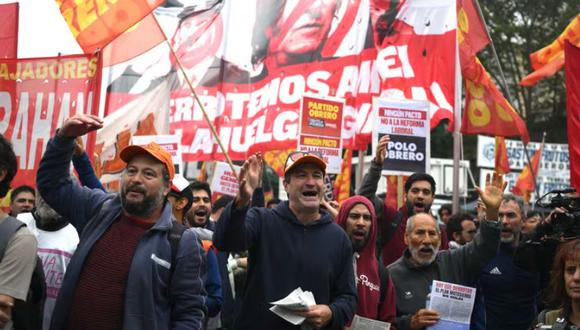 Miembros de organizaciones laborales y sociales marchan durante el Día del Trabajo en Buenos Aires. Foto: AFP