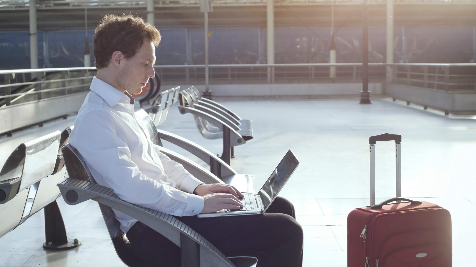 Foto 8 | Adaptación ágil. Las fronteras ya no existen. Los certificados, credenciales y grados son estandarizados globalmente. Las máquinas súper inteligente necesitan operarios capaces, y la capacitación constante de la fuerza laboral convierte el mundo entero en un potencial candidato. La globalización llega a su máximo punto, y la escasez de talento ya no es un problema. Curiosamente, el sentido de pertenencia local deja de existir. (Foto: iStock)