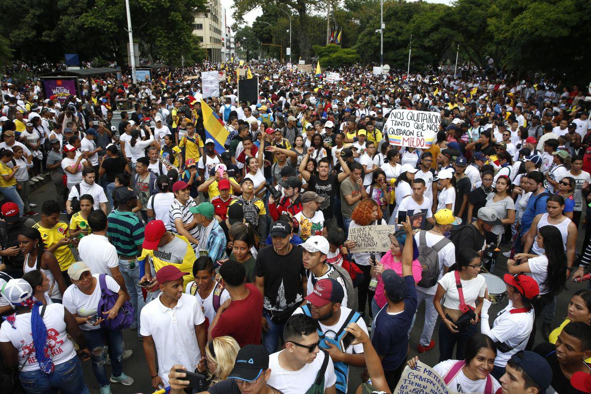El alcalde de Cali, Maurice Armitage, decretó este jueves el toque de queda en esa ciudad, la tercera de Colombia, para contrarrestar el vandalismo que se desató en algunos barrios durante la jornada de protestas en el país contra la política económica y social del Gobierno del presidente Iván Duque. (Foto: EFE)