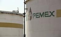 Mexicana Pemex sin reanimar refinación, producción de crudo cede en julio