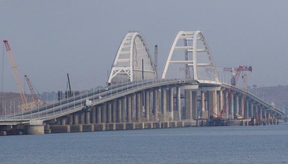 Los automóviles conducen a lo largo de un puente, que fue construido para conectar la parte continental rusa con la península de Crimea a través del Estrecho de Kerch, 16 de mayo de 2018. (Foto: Reuters)