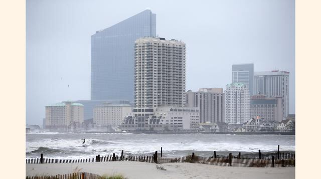 Las tormentas que soplan sobre la costa atlántica de Estados Unidos han agitado el Océano. Aquí una vista en Atlantic City. (Foto: AP)