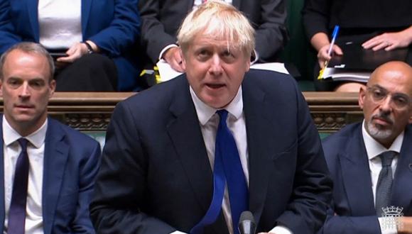 Una captura de video de imágenes transmitidas por la Unidad de Grabación Parlamentaria (PRU) del Parlamento del Reino Unido muestra al primer ministro británico, Boris Johnson, respondiendo preguntas en una audiencia del Comité de Enlace parlamentario en la Cámara de los Comunes en Londres el 6 de julio de 2022. (Foto de PRU / AFP)