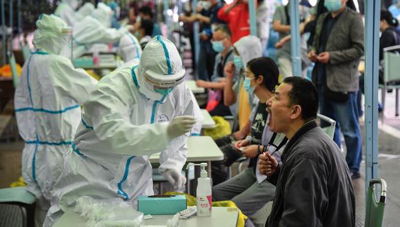 Wuhan se encuentra actualmente inmersa en una campaña de test masivos -efectuados de forma gratuita a la población- que debería finalizar el próximo lunes. Foto: China OUT / AFP / STR