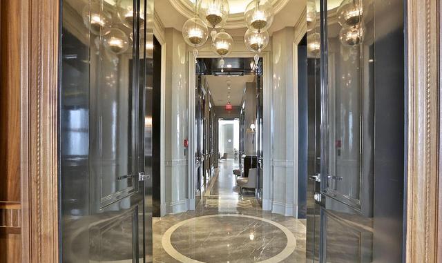 La casa tiene más de 836 metros cuadrados de espacio habitable. La construcción inicial y la renovación costaron más de US$ 5 millones, estima Pursglove, pero eso no incluye el sistema de domótica, que (según dijo) costó un adicional de US$ 1 millón.