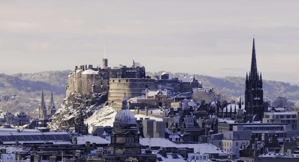 EDIMBURGO (ESCOCIA). A pesar de que no siempre nieva en la capital escocesa, cuando esto ocurre, Edimburgo se convierte en un auténtico cuento de hadas para los turistas.(Foto: Getty)