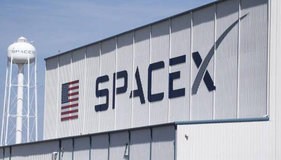 La NASA dijo que SpaceX debería mostrar cómo sus satélites pueden evitar automáticamente las colisiones, incluso cuando otros operadores lanzan grandes constelaciones. También pidió a SpaceX que trabaje para minimizar los impactos en los servicios de observación. (Foto: AFP)