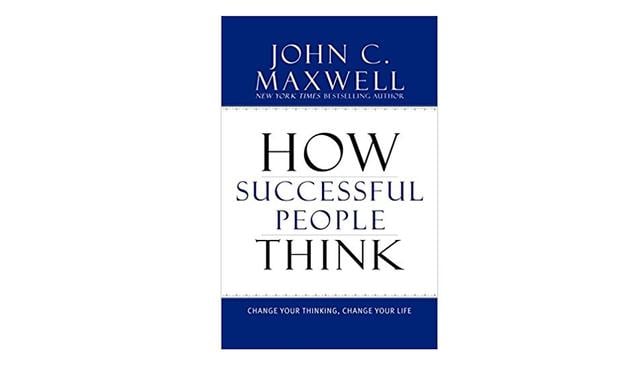 FOTO 5 | 5. How Successful People Think: Change Your Thinking, Chance Your Life, de John C. Maxwell. La gente más exitosa del mundo tiene una cosa en común: piensan diferente al resto. En este libro, John C. Maxwell detalla 11 formas de pensamiento que puedes practicar para vivir una vida mejor, más feliz y más exitosa. El libro presenta el pensamiento como una disciplina: entre más trabajes para desarrollar estas habilidades, mejor serás al aplicarlas.