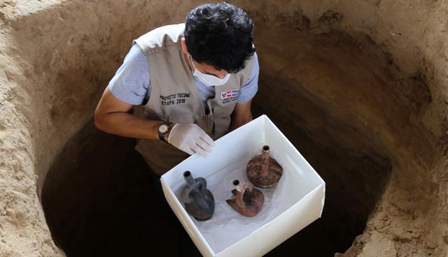 FOTO 7 | Lo afirma así porque todos los individuos fueron sepultados junto a cerámicas y envueltos en finas telas, objetos que no acostumbran a encontrarse en los entierros del pueblo llano. (Foto: AFP)