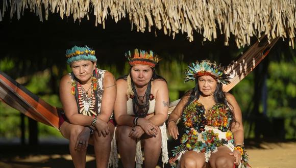 De izquierda a derecha, las hermanas de la tribu brasileña juma Mandeí, Maytá y Boreá posan para una fotografía en su comunidad, cerca de Canutama, estado de Amazonas, Brasil. (Foto AP/André Penner)