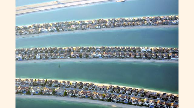 The Palms tomó cuatro años terminarlo, requiriendo 12 millones de libras de roca y 53 millones de libras de arena para construirla.