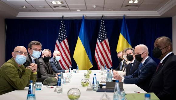 El presidente de Estados Unidos, Joe Biden, se reúne en Polonia con los ministros de Asuntos Exteriores y de Defensa de Ucrania. (Foto: BRENDAN SMIALOWSKI / AFP).